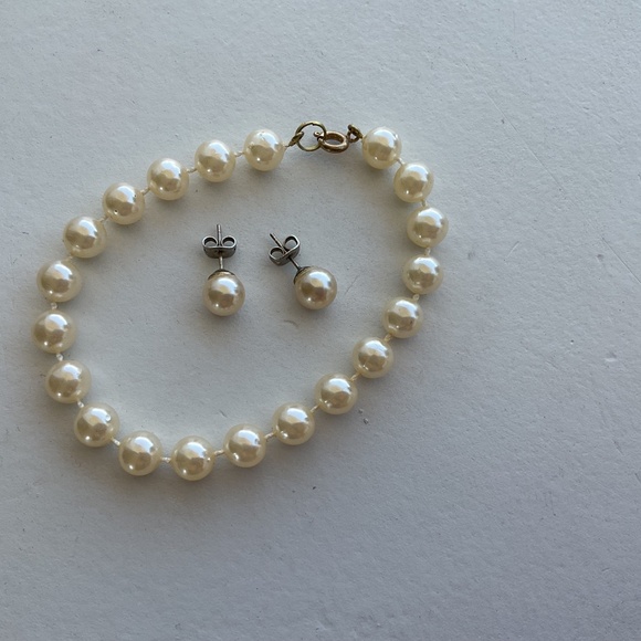 Faux pearl bracelet and earrings set. Vintage. Post pierced - Picture 2 of 10